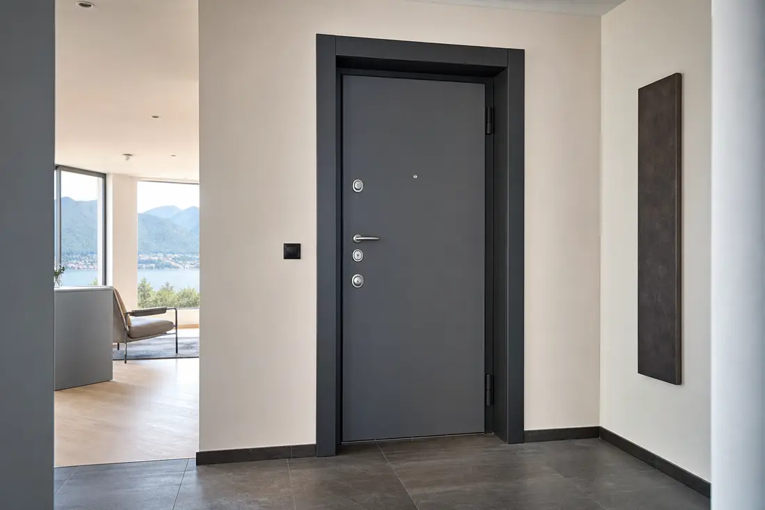 Porte d'entrée blindée avec cadre acier renforcé installée dans un appartement de Suisse romande